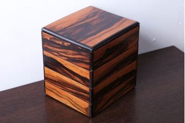 アンティーク雑貨　古民具・骨董　古い黒柿材の重箱(外箱付き)