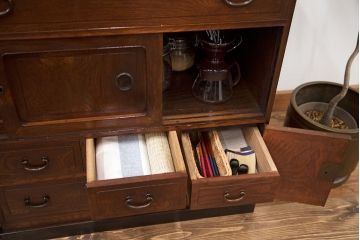 アンティーク家具　古民具・骨董　前面桑材、天板・側面エンジュ材、内部桐材!銅の金具の最高級小箪笥(桐箪笥、桐たんす)