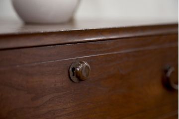 アンティーク家具　古民具・骨董　前面桑材、天板・側面エンジュ材、内部桐材!銅の金具の最高級小箪笥(桐箪笥、桐たんす)