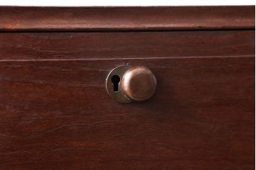 アンティーク家具　古民具・骨董　前面桑材、天板・側面エンジュ材、内部桐材!銅の金具の最高級小箪笥(桐箪笥、桐たんす)