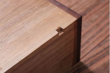 アンティーク家具　古民具・骨董　前面桑材、天板・側面エンジュ材、内部桐材!銅の金具の最高級小箪笥(桐箪笥、桐たんす)