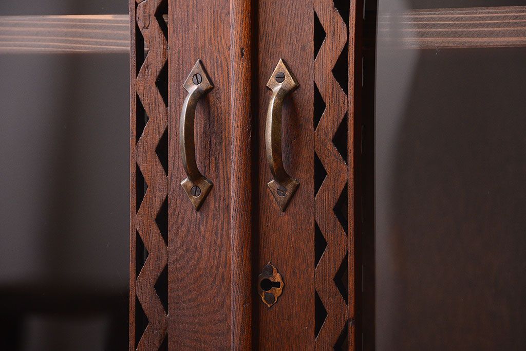 レトロ家具　アンティーク　レトロな古い木製の本箱(ブックケース)