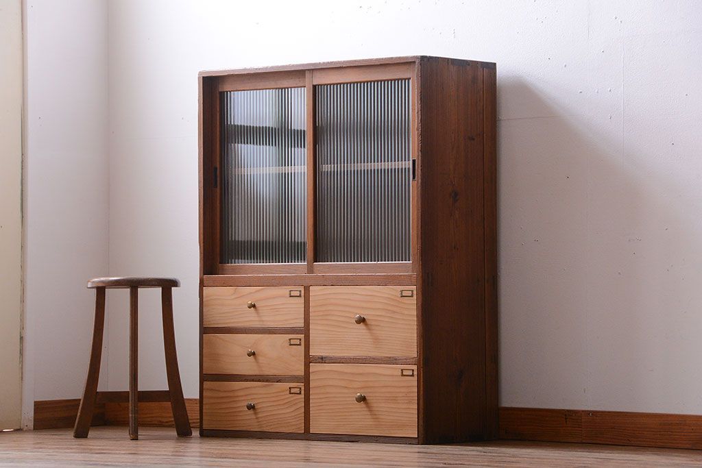 アンティーク家具　和製アンティーク　引き出し5杯付き!モールガラス引き戸の収納棚