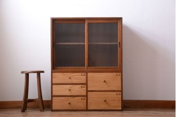 アンティーク家具　和製アンティーク　引き出し5杯付き!モールガラス引き戸の収納棚