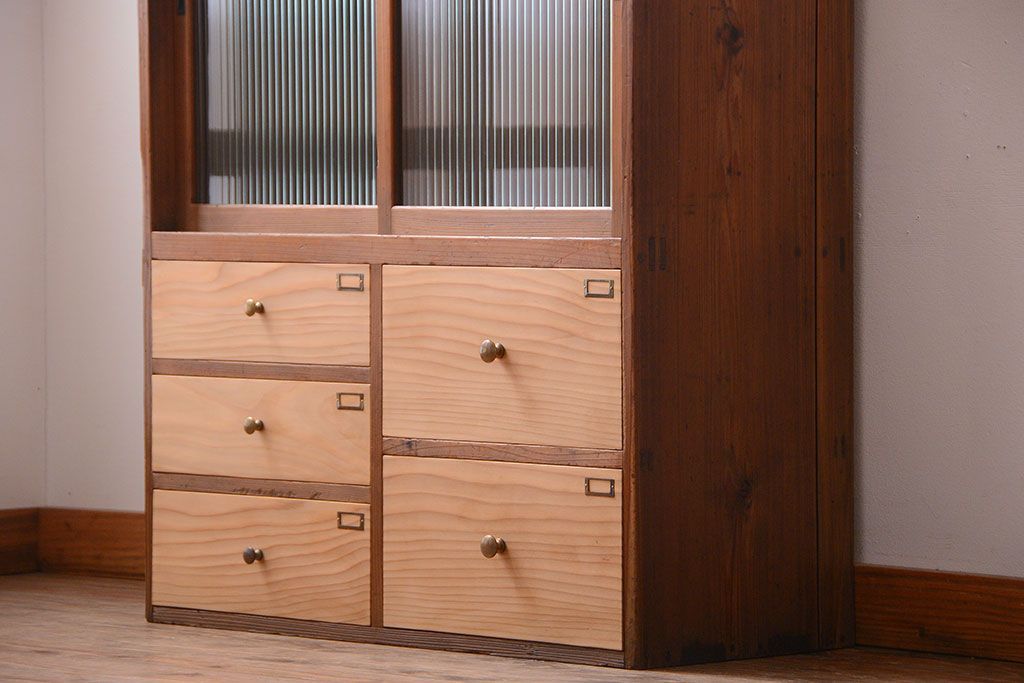 アンティーク家具　和製アンティーク　引き出し5杯付き!モールガラス引き戸の収納棚