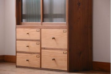 アンティーク家具　和製アンティーク　引き出し5杯付き!モールガラス引き戸の収納棚