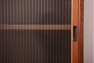 アンティーク家具　和製アンティーク　引き出し5杯付き!モールガラス引き戸の収納棚