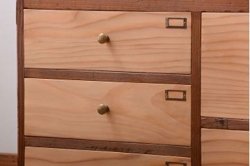 アンティーク家具　和製アンティーク　引き出し5杯付き!モールガラス引き戸の収納棚