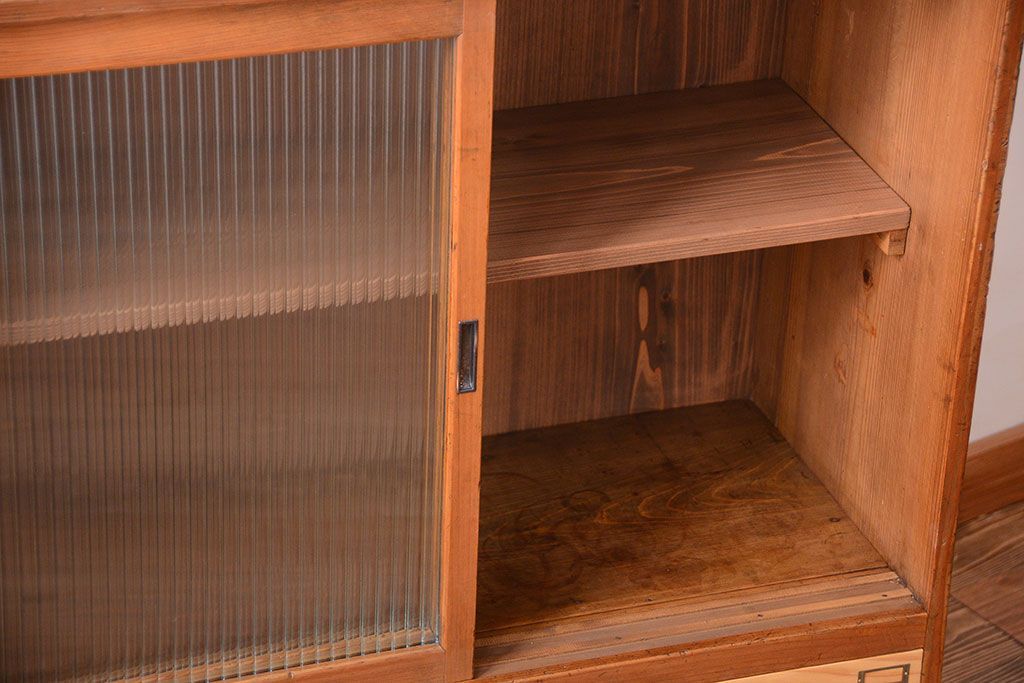 アンティーク家具　和製アンティーク　引き出し5杯付き!モールガラス引き戸の収納棚