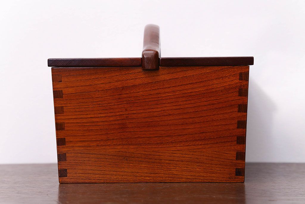 アンティーク雑貨　中古　工芸品　漆塗りが美しい総欅材の取っ手付き小物入れ