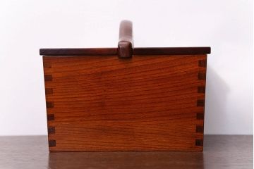 アンティーク雑貨　中古　工芸品　漆塗りが美しい総欅材の取っ手付き小物入れ