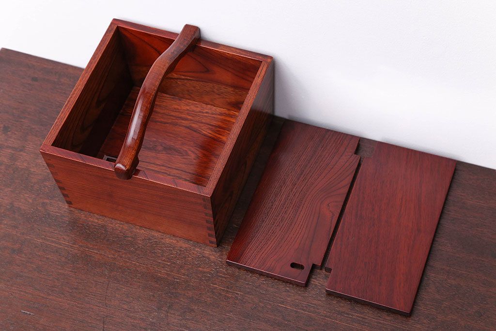 アンティーク雑貨　中古　工芸品　漆塗りが美しい総欅材の取っ手付き小物入れ
