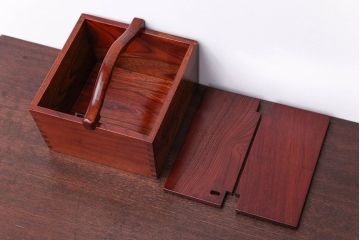 アンティーク雑貨　中古　工芸品　漆塗りが美しい総欅材の取っ手付き小物入れ