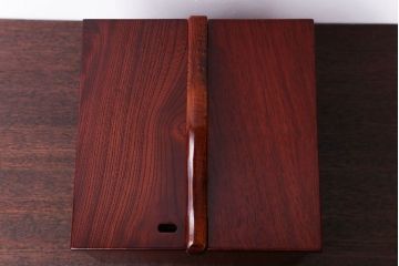 アンティーク雑貨　中古　工芸品　漆塗りが美しい総欅材の取っ手付き小物入れ