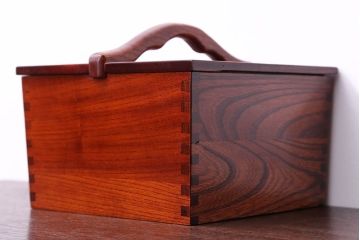 アンティーク雑貨　中古　工芸品　漆塗りが美しい総欅材の取っ手付き小物入れ