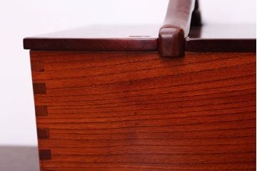 アンティーク雑貨　中古　工芸品　漆塗りが美しい総欅材の取っ手付き小物入れ