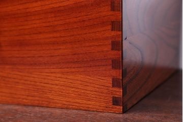 アンティーク雑貨　中古　工芸品　漆塗りが美しい総欅材の取っ手付き小物入れ