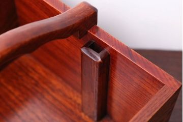 アンティーク雑貨　中古　工芸品　漆塗りが美しい総欅材の取っ手付き小物入れ