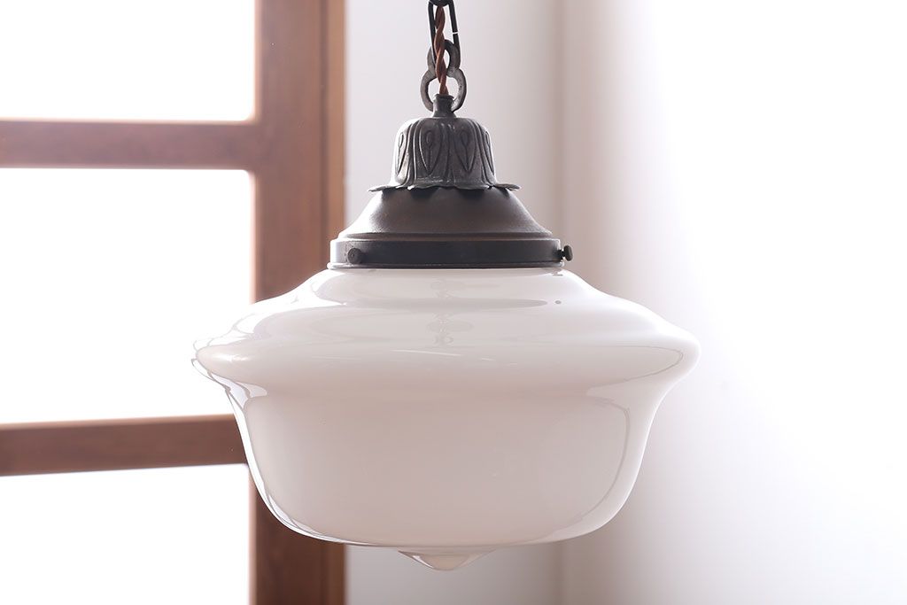 和製アンティーク　おしゃれなブラケットの大きな白いガラス電笠照明