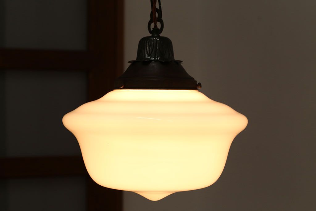 和製アンティーク　おしゃれなブラケットの大きな白いガラス電笠照明