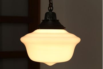 和製アンティーク　おしゃれなブラケットの大きな白いガラス電笠照明