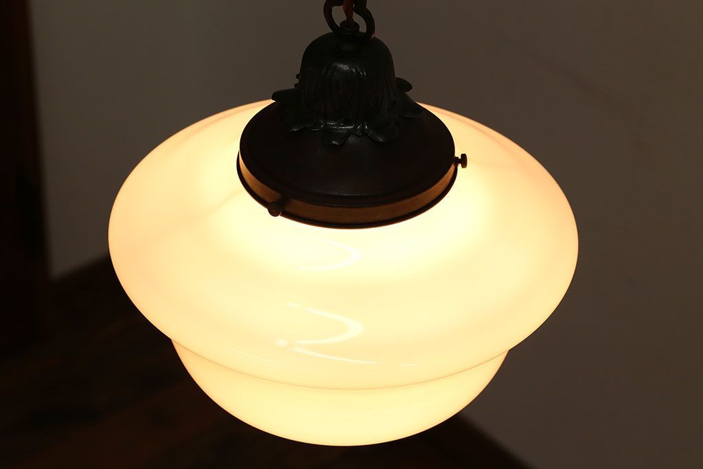 和製アンティーク　おしゃれなブラケットの大きな白いガラス電笠照明