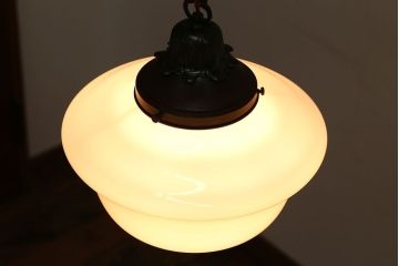 和製アンティーク　おしゃれなブラケットの大きな白いガラス電笠照明