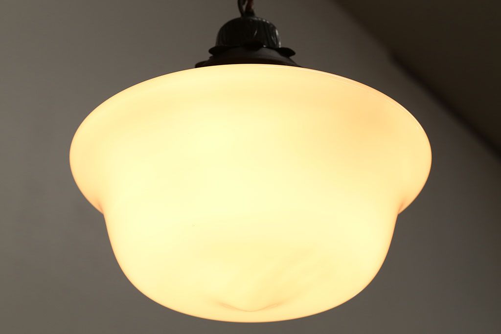 和製アンティーク　おしゃれなブラケットの大きな白いガラス電笠照明