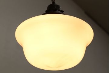 和製アンティーク　おしゃれなブラケットの大きな白いガラス電笠照明