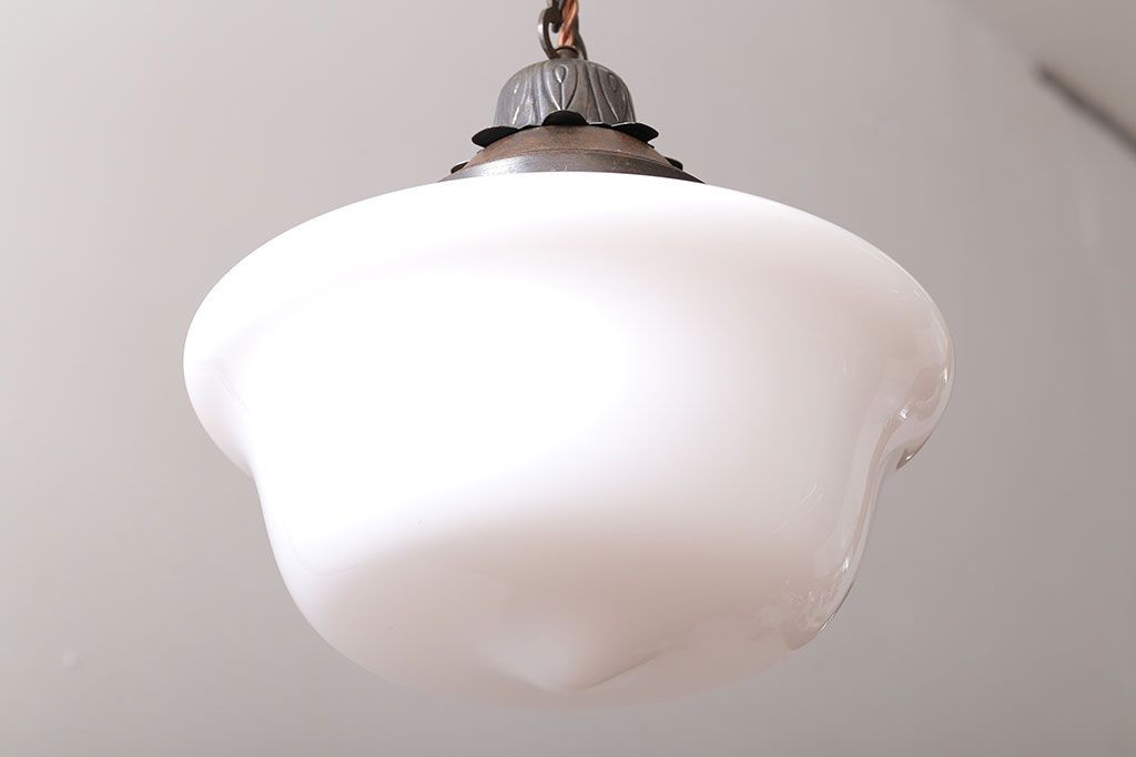 和製アンティーク　おしゃれなブラケットの大きな白いガラス電笠照明