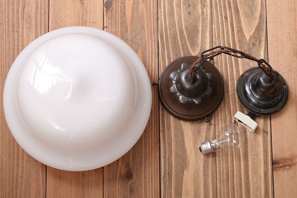 和製アンティーク　おしゃれなブラケットの大きな白いガラス電笠照明