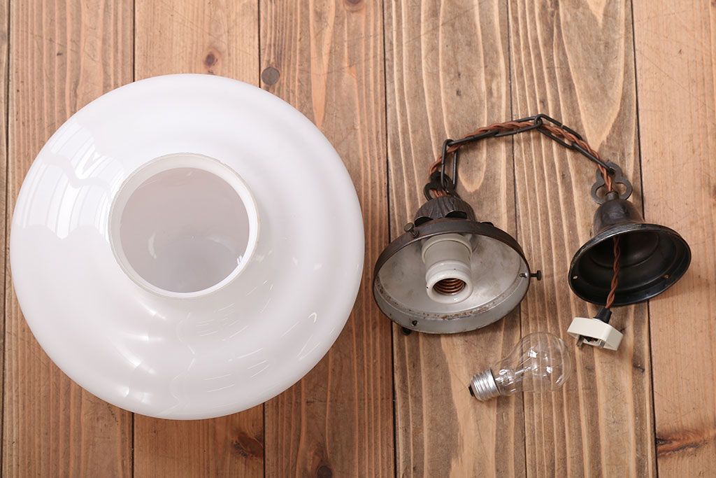 和製アンティーク　おしゃれなブラケットの大きな白いガラス電笠照明