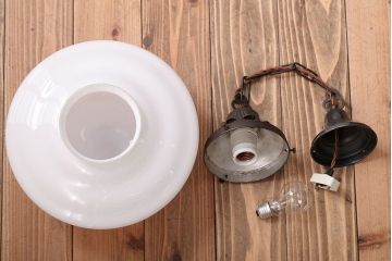 和製アンティーク　おしゃれなブラケットの大きな白いガラス電笠照明