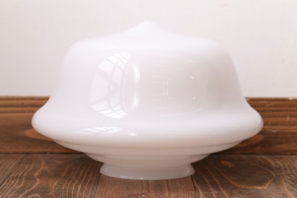 和製アンティーク　おしゃれなブラケットの大きな白いガラス電笠照明