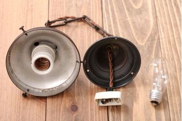 和製アンティーク　おしゃれなブラケットの大きな白いガラス電笠照明