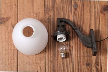 アンティーク　シンプルでおしゃれな古い壁掛け照明