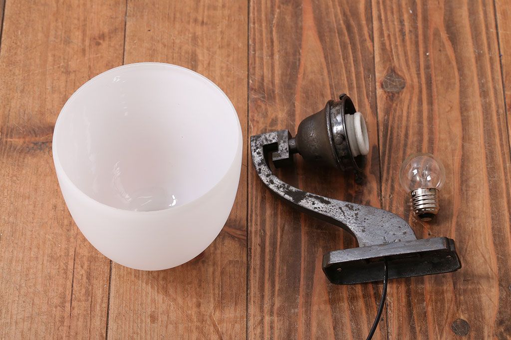 アンティーク　シンプルでおしゃれな古い壁掛け照明