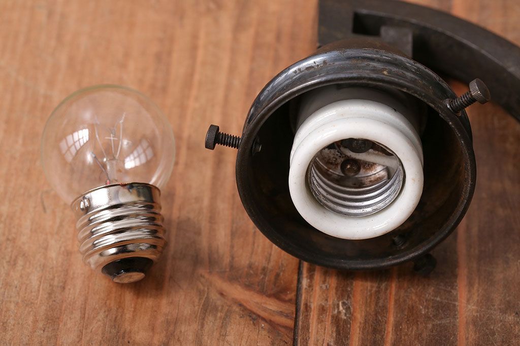 アンティーク　シンプルでおしゃれな古い壁掛け照明