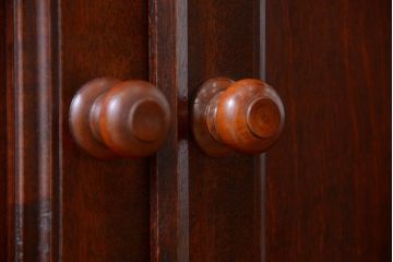 中古　民芸家具　モダンなデザインの大きな食器棚(定価約89万円)