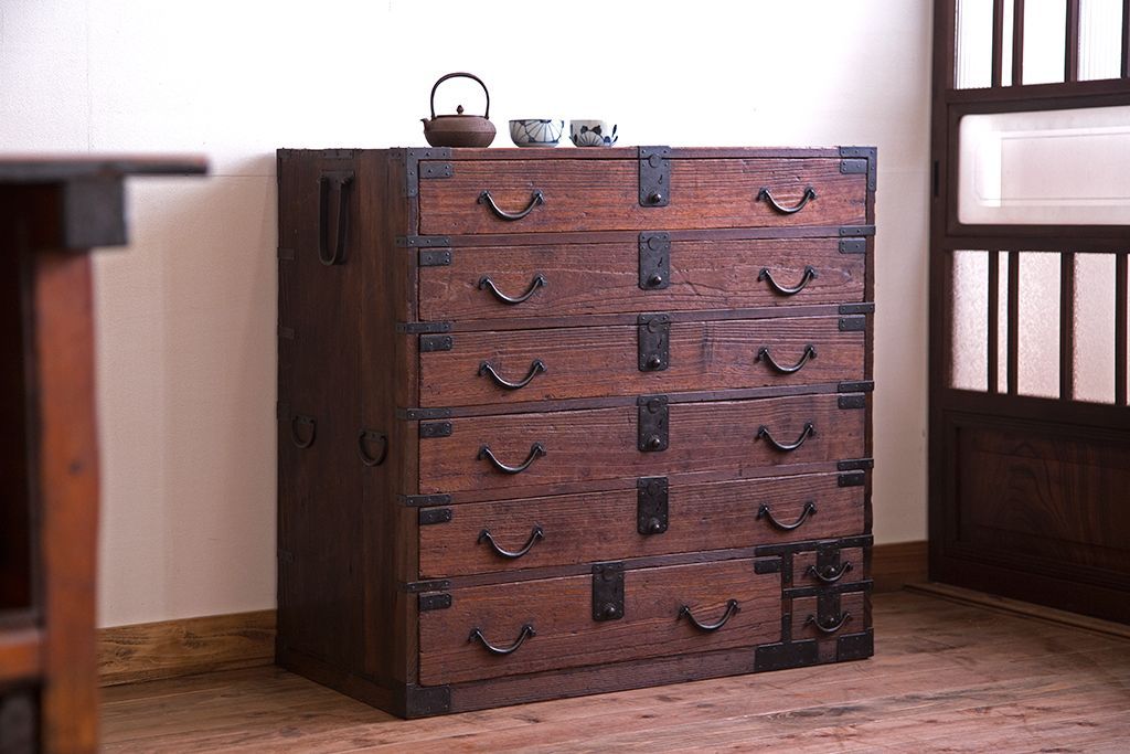 アンティーク家具　和製アンティーク　桐材!金具がシンプルな珍しい時代箪笥(桐箪笥、桐たんす)