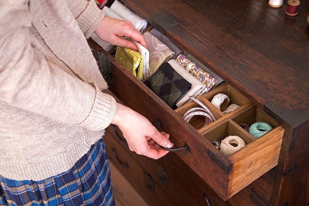 アンティーク家具　和製アンティーク　桐材!金具がシンプルな珍しい時代箪笥(桐箪笥、桐たんす)