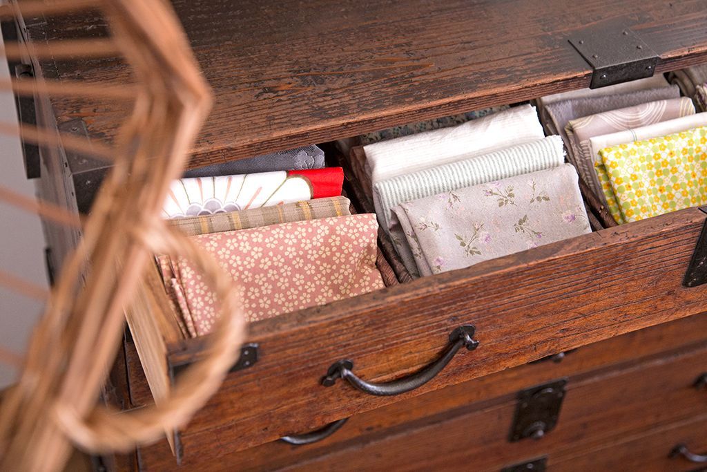 アンティーク家具　和製アンティーク　桐材!金具がシンプルな珍しい時代箪笥(桐箪笥、桐たんす)