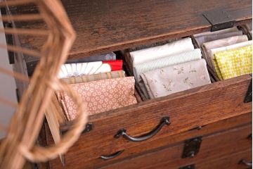 アンティーク家具　和製アンティーク　桐材!金具がシンプルな珍しい時代箪笥(桐箪笥、桐たんす)