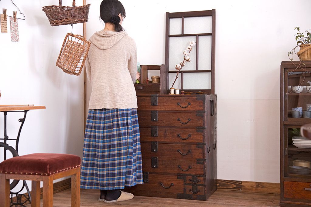 アンティーク家具　和製アンティーク　桐材!金具がシンプルな珍しい時代箪笥(桐箪笥、桐たんす)