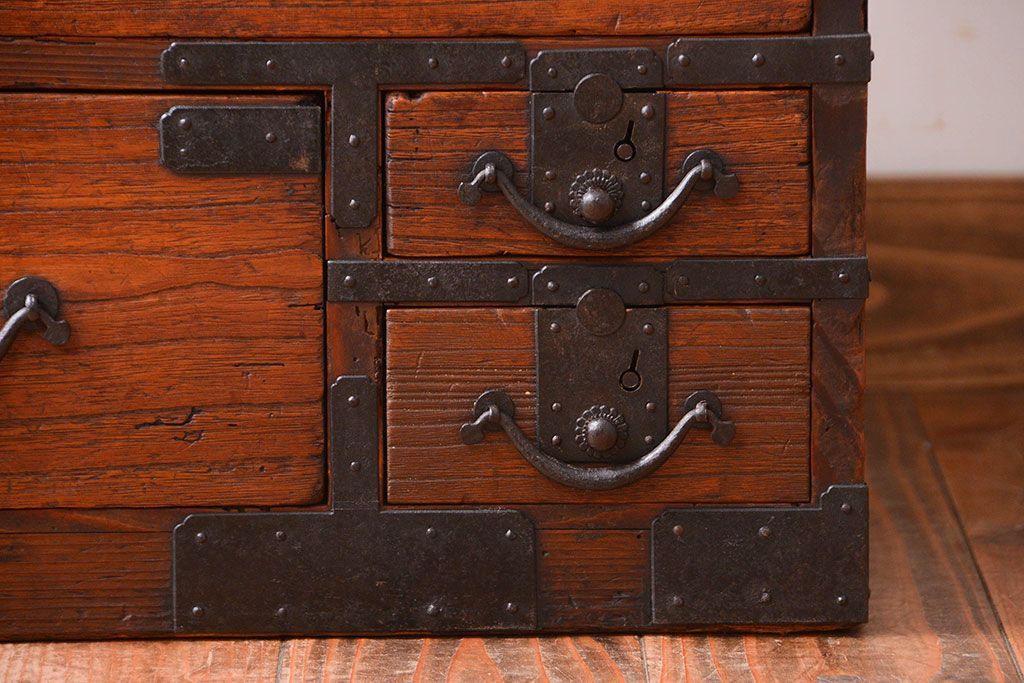 アンティーク家具　和製アンティーク　桐材!金具がシンプルな珍しい時代箪笥(桐箪笥、桐たんす)