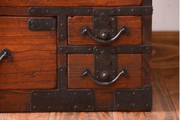 アンティーク家具　和製アンティーク　桐材!金具がシンプルな珍しい時代箪笥(桐箪笥、桐たんす)