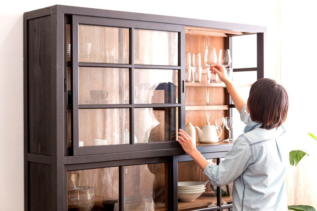 アンティーク家具　片側側面ガラス仕上げ!モダンなペイントのアンティーク薄型戸棚