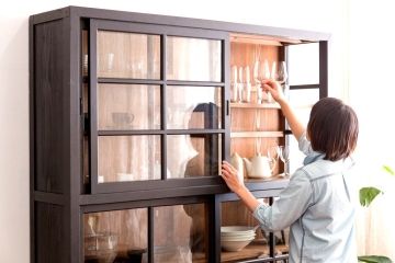 アンティーク家具　片側側面ガラス仕上げ!モダンなペイントのアンティーク薄型戸棚