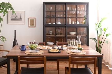 アンティーク家具　片側側面ガラス仕上げ!モダンなペイントのアンティーク薄型戸棚