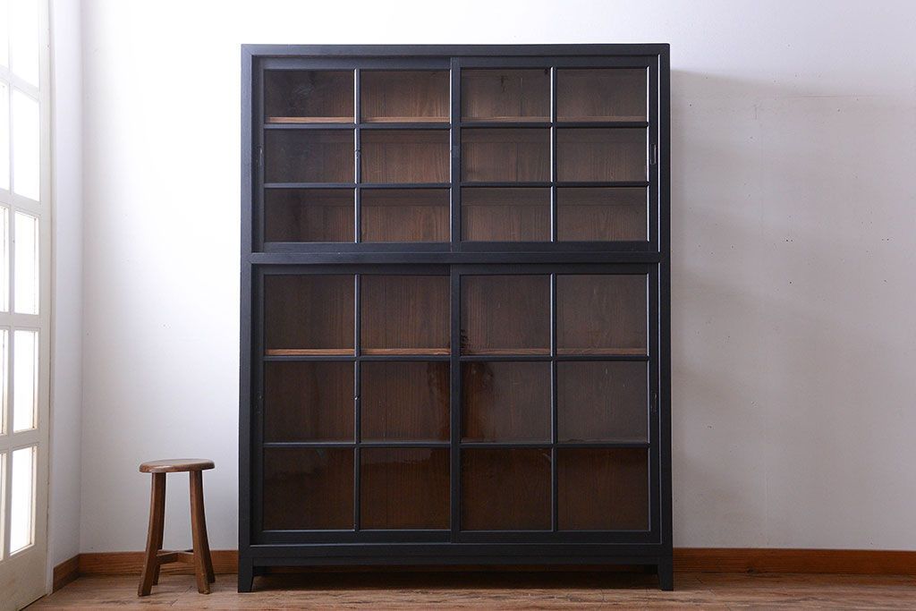 アンティーク家具　片側側面ガラス仕上げ!モダンなペイントのアンティーク薄型戸棚